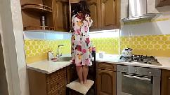 Olhou por baixo da saia e a mãe deu um boquete no filho e deu na bunda dela