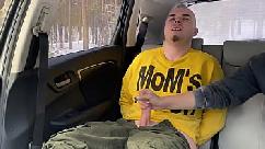 Eu estava amarrado no carro e feito para gozar