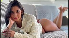 O corpo inteiro da garota dusky saloni chupou e fodeu sua buceta virgem