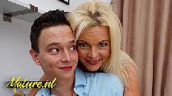 Uma noite com sua madrasta fica mais quente a cada minuto