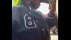 Puxou para o local de trabalho e chupou o pau