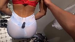 Sexo em público no camarim com minha namorada sacana e gozo na boca dela