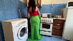 Mãe sentiu que seu filho queria sexo e permitiu que ela fodesse sua bunda