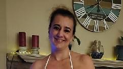 Puta fica com buceta cheia de pau enquanto marido está fora