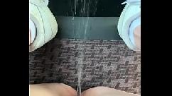 Mijando contra o meu banco do carro