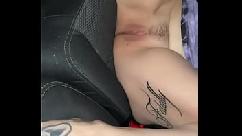 Brincando com meu pussy no carro na praia enquanto daddy assiste