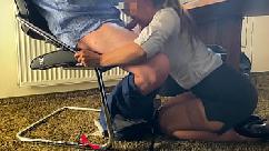 Meu secretário particular dando ao chefe um boquete debaixo da mesa