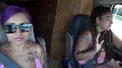 Eu e minha namorada encostamos para brincar com nossos bichanos