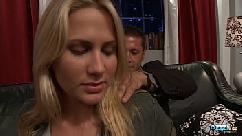 Milf de boa aparência com grandes mamas anseia por um longo dong