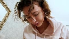 Mulher jovem de tetas grandes fica com tesão e fode e chupa como um louco