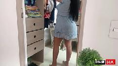 Eu espiro minha madrasta e esmago sua vagina