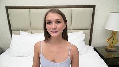 Pequena gracinha de 18 anos chupa o pau e joga salada