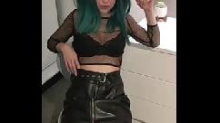 A enteada lésbica tenta o pau pela primeira vez