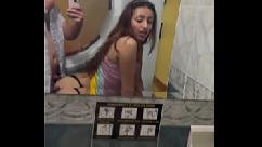 Eu fodi meu colega de classe em um banheiro público