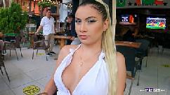 Mulher colombiana apanhada em loja de apostas a ver jogo do campeonato do mundo