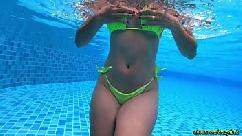 Menina asiática maluca adora brincadeiras molhadas e duras