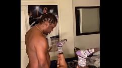 Vagabunda da esposa do exército trai o marido com o enteado