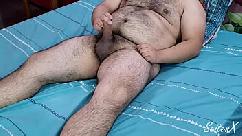 Jovem gordo e peludo esguicha em si mesmo