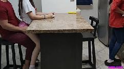 Eu gosto de comer sentada nas pernas do meu tio