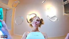 Irmã adotiva fica colada e pede para transar com ela