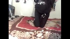 Morena gostosa coloca máscara para chupar a pica do seu macho