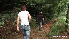Francesa gostosa deu bobeira na trilha e acabou sendo destruído por dois