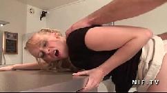 Francesa da teta pequena libera seu rabo para compensar