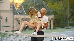 Jogadora de tênis sapequinha foi flertar com seu instrutor de tênis e ele acabou encaçapando o cuzinho dela