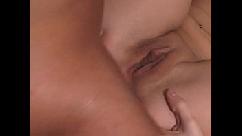 Comendo forte o cu da mãe solteira experiente e dando bastante porra quente na boquinha