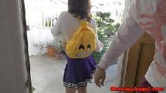 Garota fofa de saia roxa faz alegria do seu namorado