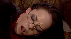 Gótica safada de óculos levou uma lambida no seu bucetão e decidiu liberar tudo pro marmanjo