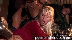 Orgia com muitas cenas explícitas de sexo