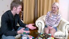 Nerd cabaço do caralho após dois anos consegue comer o cuzinho da sua namoradinha linda