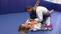 Estudantes que estavam treinando arte marcial acabaram decidindo fodendo muito para aliviar a tensão sexual