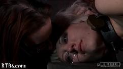 Malandrinha gostosa do caralho fica presa em objeto sexual e é feita de fantoche pela dominadora sagaz