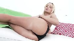 Loirinha sapeca do caralho arreganha seu rabão e os caras ficam extasiados com seu cuzinho apertado e aproveitam o embalo para socar nela com força