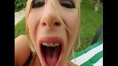 Loirinha depravada gritando de dor quando a madeira gigante entrou no fundo do seu cu e ainda engoliu tudo sem reclamar