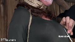 Cadela gostosa do caralho ama ter prazer sendo submissa no bdsm com um homem dominando e comandando