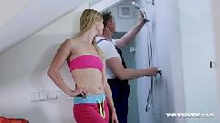 Encanador vai realizar conserto e acaba socando sua pica no encanamento da loirinha gostosa