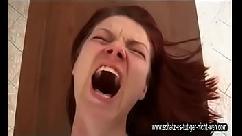 Safada sentou em cima do sofá e mandou o malandro socar no seu cuzinho com força total até ela gritar