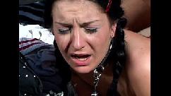 Safadinha pervertida do caralho chupa o cuzão do macho sortudo que fica com a pica extremamente dura e retribui socando no rabo dela