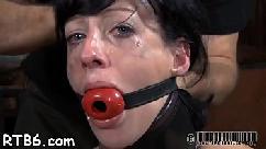 Safadinha gótica que ama bdsm é usada por macho dominador que faz ela sofrer muito e ela tem muito orgasmo enquanto isso