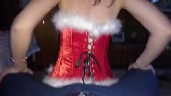 Gostosona do caralho com espartilho exibindo seu rabo perfeito na virada de ano novo