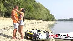 Malandrinha conservadora vai para lago com malandro rico e realiza seu fetiche de foder na lancha