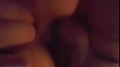 Malandro coloca camisinha para comer o cuzinho da melhor amiga da sua namorada