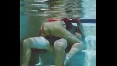 Malandrinha gostosa latina deu seu rabinho maravilhoso dentro da piscina para provar seu amor pelo malandroi