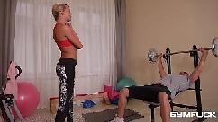 Malandrinha que é apaixonada por seu personal trainer chama ele para comer o cuzinho dela com o melhor amigo dele