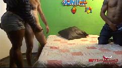 Mulher mama na pica de dois durante o são joão