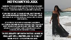 Safada indiana foi para uma praia deserta para provar que consegue enfiar toda a mão dentro do seu rabinho