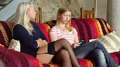 Malandrinhas lésbicas ficaram bastante desanimadas durante o final de semana e acabaram fodendo bastante entre si para animar